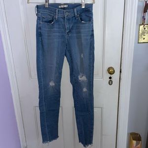 Curvy Skinny Levi’s Blue Jeans
